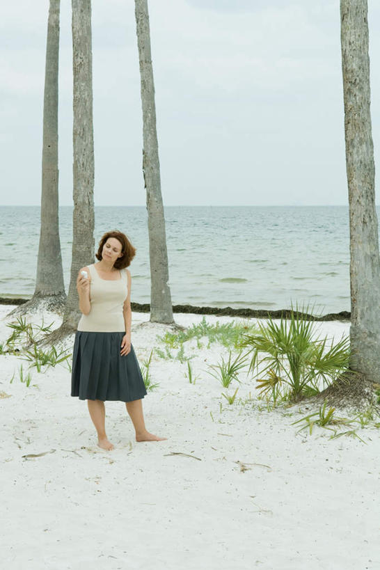 西方人,一个人,站,笑,打电话,微笑,露齿笑,竖图,室外,白天,正面,裙子,海浪,海洋,沙滩,植物,电话,手机,欧洲,欧洲人,仅一个年轻女性,仅一个女性,仅一个人,敲打,连衣裙,沙子,海岸,浪花,沙地,注视,输入,通讯设备,树,树木,蓝色,绿色,蓝天,天空,自然,海水,天,打字,低头,看,站着,生长,成长,半身裙,吊带裙,点击,敲击,海景,一部,交流,按键,年轻女性,女人,女性,白种人,大海,风浪,海,海水的波动,海滩,近岸浪,涌浪,沟通,通话,站立,彩图,全身