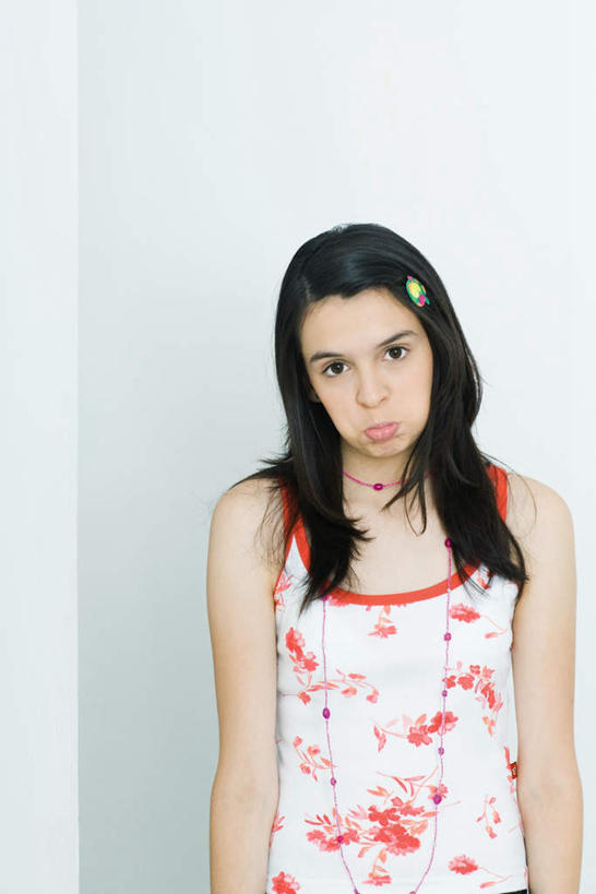 西方人,儿童,头发,一个人,站,竖图,室内,白天,白色背景,正面,纯洁,欧洲,欧洲人,仅一个女性,仅一个人,挂饰,头饰,注视,休闲装,装饰品,小孩,黑色,首饰,嘟嘴,看,站着,仅一个小孩,休闲,休闲服,撅嘴,可爱,童年,童趣,摄影,影棚,童真,烂漫,无邪,天真,女孩,女人,女性,白种人,孩子,站立,半身,彩图,影棚拍摄,拍摄,女生