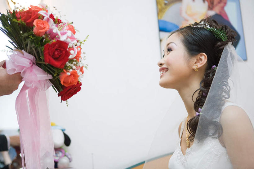 东方人,两个人,夫妻,新郎,坐,笑,微笑,露齿笑,横图,照片,室内,白天,正面,爱情,婚礼,快乐,卧室,亚洲,握,庆祝,盛开,墙,结婚,浪漫,拿,花蕾,拿着,注视,黄种人,墙壁,墙面,花,花瓣,花朵,鲜花,花苞,花蕊,看,一束,喜庆,恩爱,握着,恋人,摄影,纪念,关注,男人,男性,年轻男性,年轻女性,女人,女性,亚洲人,情侣,相片,抬头,仰头,坐着,半身,彩图,高兴,拍摄,照相,睡房,卧房,伴侣