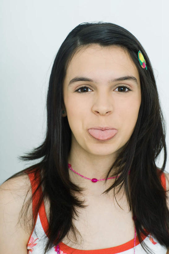 西方人,儿童,头发,一个人,站,竖图,室内,特写,白天,白色背景,正面,纯洁,欧洲,欧洲人,仅一个女性,仅一个人,挂饰,头饰,注视,休闲装,吐舌头,装饰品,小孩,黑色,首饰,看,伸舌头,站着,仅一个小孩,休闲,鬼脸,休闲服,吐舌,可爱,童年,童趣,摄影,影棚,童真,烂漫,无邪,天真,女孩,女人,女性,白种人,孩子,站立,半身,彩图,影棚拍摄,拍摄,女生