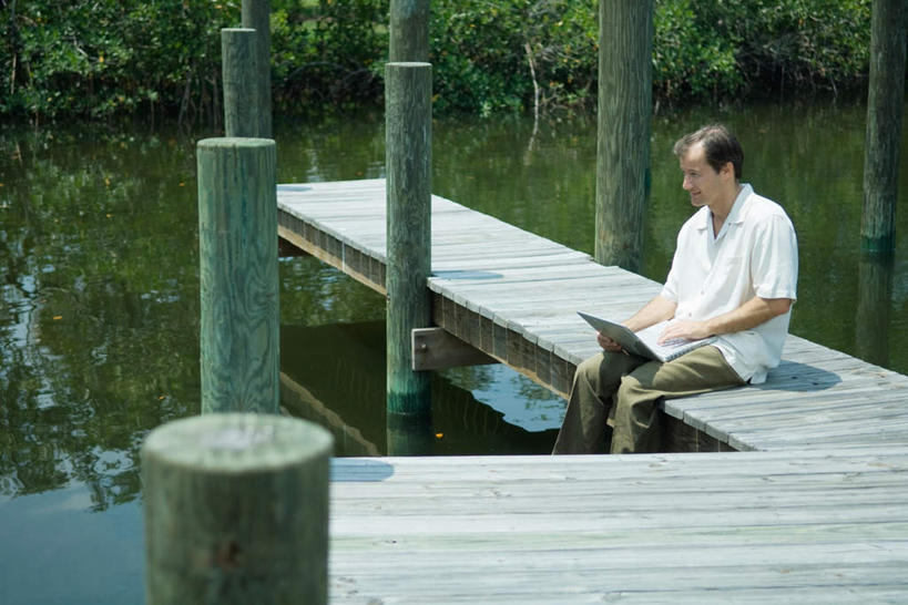 西方人,一个人,坐,横图,俯视,室外,白天,电脑,笔记本电脑,河流,水,植物,地板,欧洲,欧洲人,仅一个男性,仅一个人,敲打,阴影,光线,网络,影子,河水,水流,地面,注视,输入,通讯设备,木地板,树,树木,仅一个年轻男性,绿色,阳光,自然,打字,低头,看,生长,成长,点击,一台,敲击,无线,通信设备,无线网络,无线上网,便携式电脑,按键,手提电脑,男人,男性,年轻男性,白种人,坐着,半身,彩图,高角度拍摄