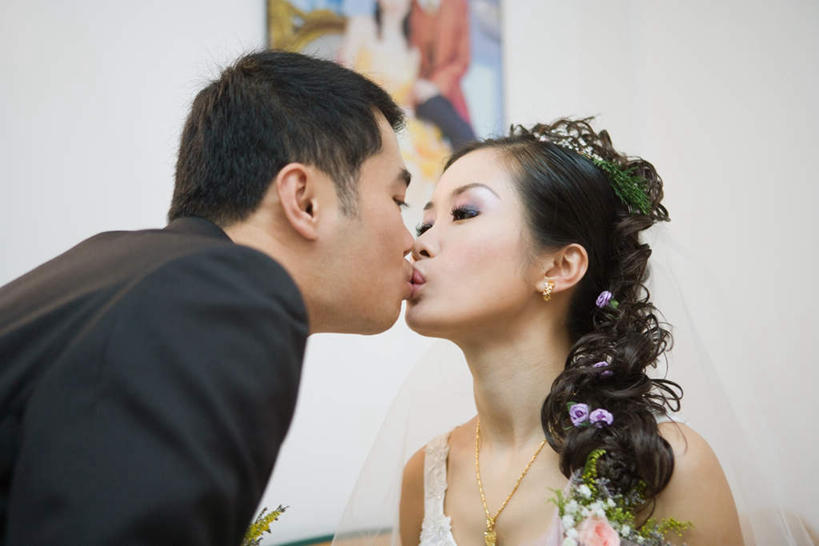 东方人,两个人,夫妻,新郎,站,坐,吻,横图,照片,室内,白天,正面,婚纱,衬衫,爱情,婚礼,快乐,卧室,亚洲,庆祝,墙,领带,结婚,浪漫,注视,黄种人,相视,墙壁,墙面,看,站着,喜庆,面对面,恩爱,恋人,摄影,纪念,对视,相对,相看,男人,男性,年轻男性,年轻女性,女人,女性,亚洲人,情侣,相片,亲,亲吻,站立,坐着,半身,彩图,衬衣,婚礼服,礼服,高兴,拍摄,照相,睡房,卧房,伴侣