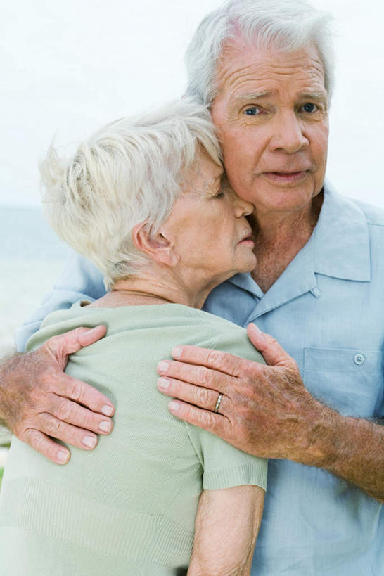 西方人,背部,两个人,夫妻,站,闭眼,抱,摸,竖图,室外,白天,正面,爱情,海浪,海洋,欧洲,欧洲人,抚摸,阴影,光线,影子,浪花,浪漫,注视,蓝色,蓝天,天空,阳光,海水,天,看,站着,恩爱,恋人,抱着,搂着,海景,老年男性,老年女性,男人,男性,女人,女性,白种人,情侣,大海,风浪,海,海水的波动,近岸浪,涌浪,闭眼睛,闭着眼,闭着眼睛,触摸,怀抱,接触,搂,搂抱,相抱,拥抱,站立,半身,彩图,伴侣