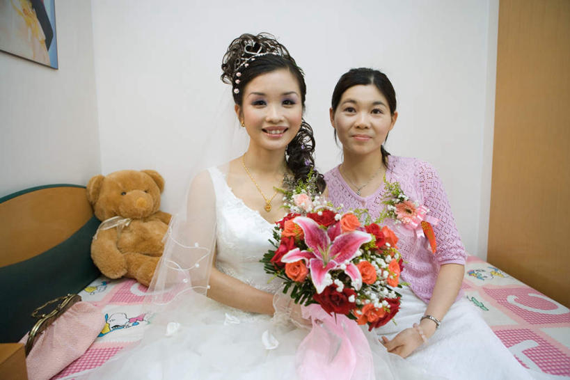 东方人,两个人,母亲,女儿,新娘,坐,笑,微笑,露齿笑,横图,照片,室内,白天,正面,婚纱,婚礼,快乐,床,亚洲,握,庆祝,盛开,墙,床单,结婚,拿,花蕾,拿着,注视,黄种人,被子,墙壁,墙面,花,花瓣,花朵,鲜花,一个,花苞,花蕊,看,倚靠,一束,喜庆,母女,母爱,握着,摄影,毛绒玩具,单人床,单个,纪念,被单,年轻女性,女人,女性,中年女性,亚洲人,相片,坐着,半身,彩图,婚礼服,礼服,高兴,拍摄,照相