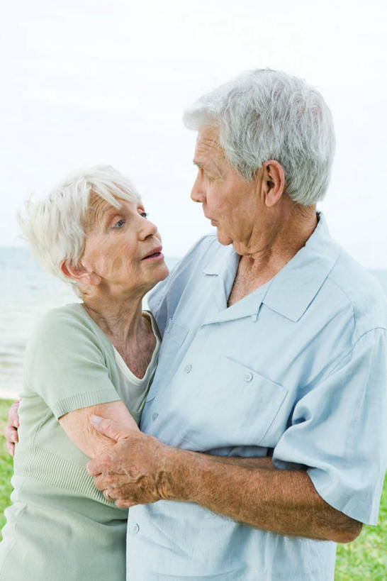 西方人,两个人,夫妻,站,抱,笑,摸,微笑,竖图,室外,白天,正面,爱情,草地,草坪,海浪,海洋,植物,欧洲,欧洲人,抚摸,浪花,浪漫,注视,相视,草,蓝色,绿色,蓝天,天空,海水,天,看,站着,面对面,恩爱,恋人,抱着,对视,搂着,相对,海景,相看,老年男性,老年女性,男人,男性,女人,女性,白种人,情侣,大海,风浪,海,海水的波动,近岸浪,涌浪,触摸,接触,搂,搂抱,相抱,站立,半身,彩图,伴侣