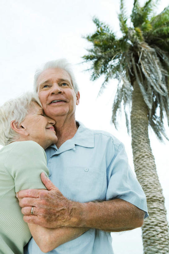 西方人,两个人,夫妻,站,握手,抱,笑,摸,吻,微笑,露齿笑,竖图,室外,白天,仰视,爱情,海浪,海洋,植物,欧洲,欧洲人,抚摸,浪花,浪漫,注视,树,树木,蓝色,绿色,蓝天,天空,自然,海水,天,看,站着,恩爱,恋人,生长,成长,抱着,搂着,海景,老年男性,老年女性,男人,男性,女人,女性,白种人,情侣,大海,风浪,海,海水的波动,近岸浪,涌浪,触摸,接触,拉手,搂,亲,亲吻,手拉手,手握手,站立,半身,彩图,低角度拍摄,伴侣