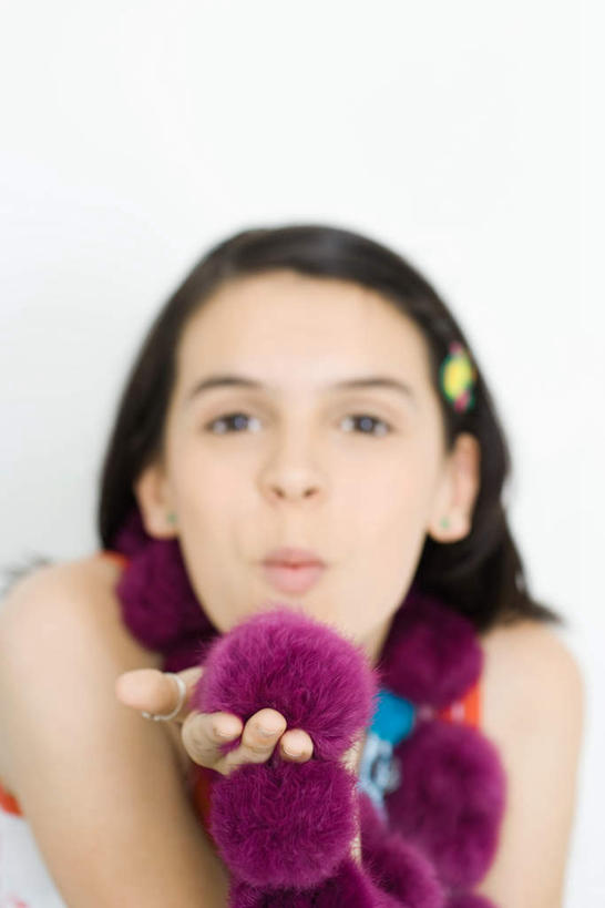 西方人,儿童,头发,一个人,站,捧,笑,微笑,竖图,室内,特写,白天,白色背景,正面,纯洁,欧洲,欧洲人,仅一个女性,仅一个人,挂饰,头饰,注视,休闲装,装饰品,小孩,黑色,首饰,围巾,吹,看,站着,仅一个小孩,休闲,休闲服,可爱,童年,童趣,摄影,影棚,童真,烂漫,无邪,天真,女孩,女人,女性,白种人,孩子,捧着,手捧,站立,半身,彩图,影棚拍摄,拍摄,女生