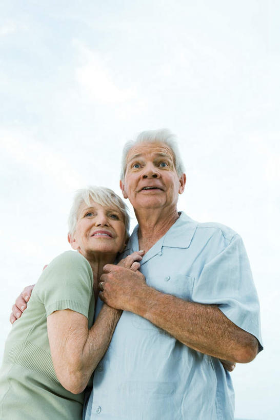 西方人,两个人,夫妻,站,握手,抱,竖图,室外,白天,正面,爱情,海浪,海洋,欧洲,欧洲人,惊讶,浪花,云,云朵,浪漫,云彩,注视,蓝色,白云,蓝天,天空,海水,天,看,站着,张嘴,恩爱,恋人,抱着,搂着,关注,张大嘴巴,海景,老年男性,老年女性,男人,男性,女人,女性,白种人,情侣,大海,风浪,海,海水的波动,近岸浪,涌浪,张开嘴,拉手,搂,手拉手,手握手,抬头,仰头,站立,半身,彩图,伴侣