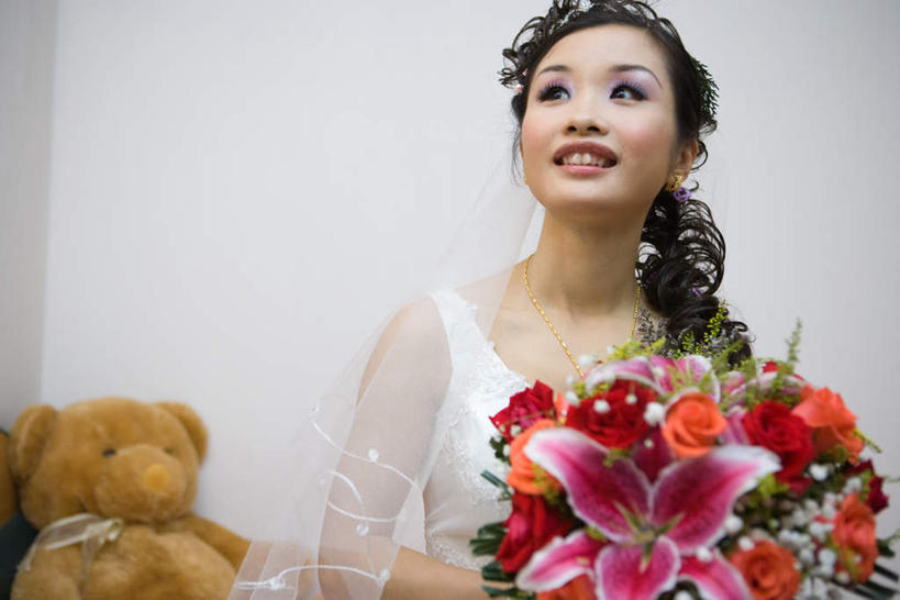 东方人,一个人,新娘,坐,笑,微笑,露齿笑,横图,室内,白天,正面,婚礼,快乐,卧室,亚洲,仅一个年轻女性,仅一个女性,仅一个人,握,庆祝,盛开,墙,结婚,拿,花蕾,拿着,注视,黄种人,墙壁,墙面,花,花瓣,花朵,鲜花,一个,花苞,花蕊,看,一束,喜庆,握着,毛绒玩具,单个,纪念,年轻女性,女人,女性,亚洲人,坐着,半身,彩图,高兴,睡房,卧房