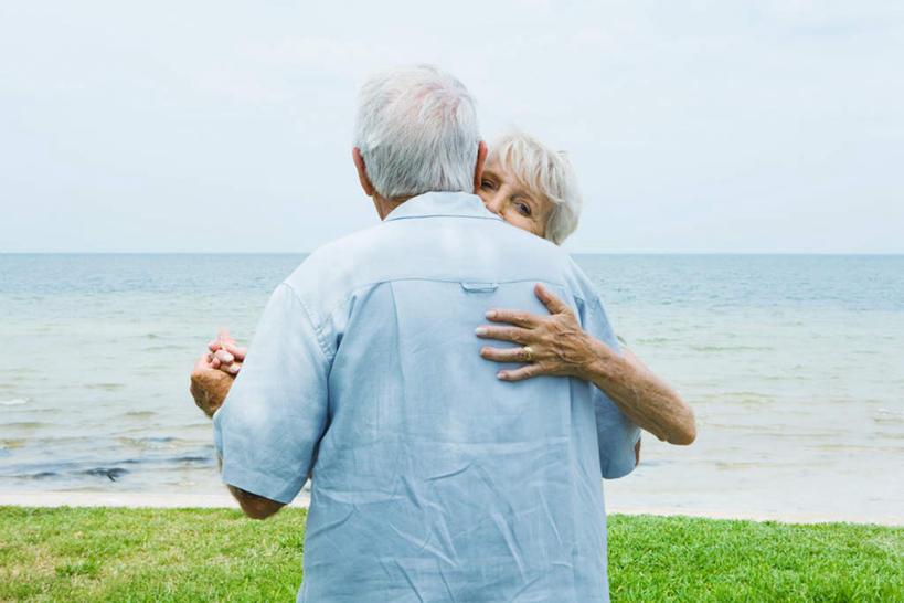 西方人,背部,两个人,夫妻,站,握手,抱,摸,横图,室外,白天,正面,仰视,爱情,草地,草坪,海浪,海洋,植物,欧洲,欧洲人,抚摸,浪花,浪漫,相视,草,蓝色,绿色,蓝天,天空,海水,天,站着,面对面,恩爱,恋人,抱着,对视,搂着,相对,海景,相看,老年男性,老年女性,男人,男性,女人,女性,白种人,情侣,大海,风浪,海,海水的波动,近岸浪,涌浪,触摸,怀抱,接触,拉手,搂,搂抱,手拉手,手握手,相抱,拥抱,站立,半身,彩图,低角度拍摄,伴侣