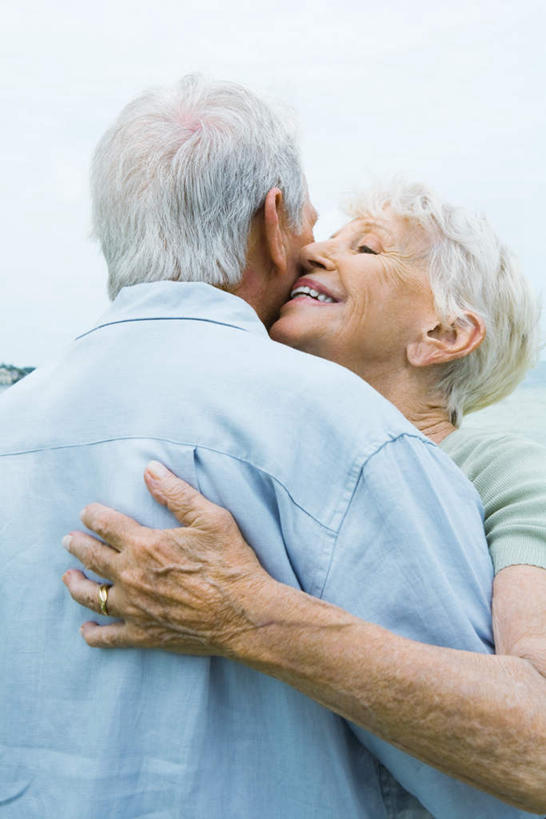 西方人,背部,两个人,夫妻,站,抱,笑,吻,微笑,露齿笑,竖图,室外,白天,正面,爱情,海浪,海洋,欧洲,欧洲人,阴影,光线,影子,浪花,浪漫,相视,蓝色,蓝天,天空,阳光,海水,天,站着,面对面,恩爱,恋人,抱着,对视,搂着,相对,海景,相看,老年男性,老年女性,男人,男性,女人,女性,白种人,情侣,大海,风浪,海,海水的波动,近岸浪,涌浪,怀抱,搂,搂抱,亲,亲吻,抬头,相抱,仰头,拥抱,站立,半身,彩图,伴侣