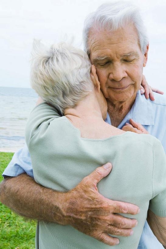 西方人,背部,两个人,夫妻,站,闭眼,抱,笑,微笑,竖图,室外,白天,正面,爱情,草地,草坪,海浪,海洋,植物,欧洲,欧洲人,阴影,光线,影子,浪花,浪漫,相视,草,蓝色,绿色,蓝天,天空,阳光,海水,天,站着,面对面,恩爱,恋人,抱着,对视,搂着,相对,海景,相看,老年男性,老年女性,男人,男性,女人,女性,白种人,情侣,大海,风浪,海,海水的波动,近岸浪,涌浪,闭眼睛,闭着眼,闭着眼睛,怀抱,搂,搂抱,相抱,拥抱,站立,半身,彩图,伴侣