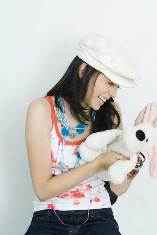 西方人,儿童,头发,一个人,站,笑,微笑,露齿笑,竖图,室内,特写,白天,白色背景,正面,纯洁,帽子,欧洲,欧洲人,仅一个女性,仅一个人,握,挂饰,头饰,拿,拿着,注视,休闲装,装饰品,一个,小孩,白色,黑色,首饰,低头,看,站着,仅一个小孩,休闲,休闲服,可爱,童年,童趣,握着,摄影,毛绒玩具,影棚,单个,童真,烂漫,无邪,天真,女孩,女人,女性,白种人,孩子,站立,半身,彩图,影棚拍摄,拍摄,女生