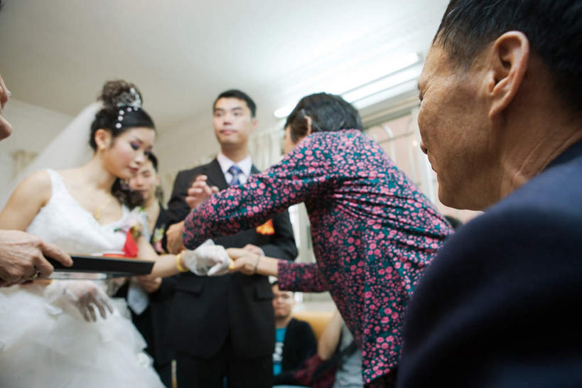 东方人,家庭,夫妻,新娘,新郎,客厅,站,握手,笑,微笑,露齿笑,横图,室内,白天,仰视,婚纱,衬衫,爱情,婚礼,快乐,窗户,沙发,杯子,餐具,亚洲,戴,握,庆祝,碟子,盘,灯光,领带,许多人,结婚,浪漫,拿,拿着,注视,黄种人,吊灯,玻璃窗,灯,盘子,水杯,灯具,碟,看,站着,一群人,温暖,温馨,喜庆,一家人,恩爱,握着,恋人,纪念,和睦,起居室,照明设备,布艺沙发,老年男性,老年女性,男人,男性,年轻男性,年轻女性,女人,女性,亚洲人,情侣,茶杯,拉手,手拉手,手握手,站立,半身,彩图,低角度拍摄,衬衣,婚礼服,礼服,高兴,伴侣,融洽