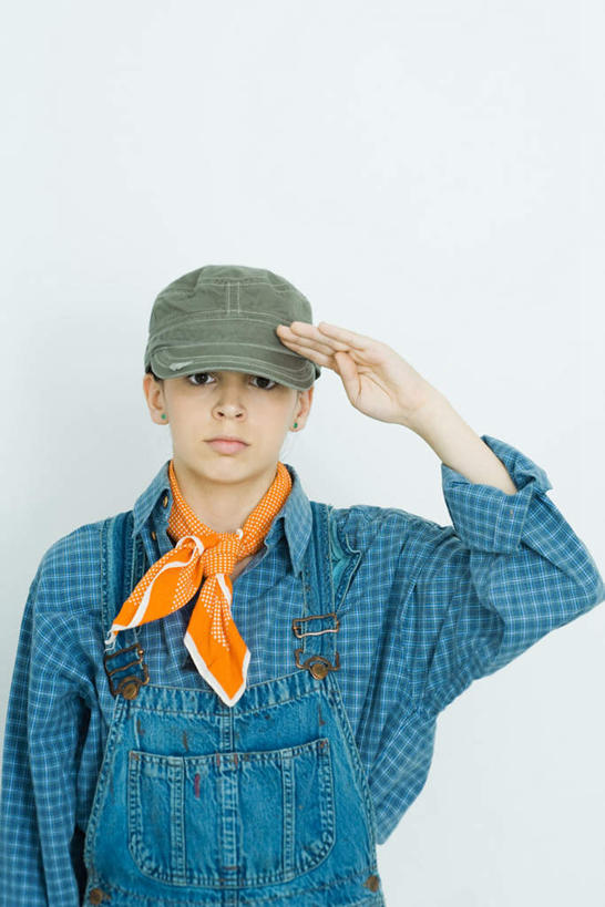 西方人,儿童,一个人,站,举,竖图,室内,特写,白天,白色背景,正面,衬衫,纯洁,帽子,欧洲,欧洲人,仅一个女性,仅一个人,注视,一个,小孩,黄色,蓝色,灰色,围巾,看,托,站着,仅一个小孩,可爱,童年,童趣,抬手,摄影,影棚,单个,敬礼,童真,烂漫,无邪,天真,女孩,女人,女性,白种人,孩子,举起,举手,举着,向上举,向上伸,向上托,站立,半身,彩图,影棚拍摄,衬衣,拍摄,女生