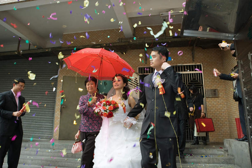 东方人,家庭,夫妻,新娘,新郎,站,走,握手,笑,微笑,露齿笑,横图,室外,白天,正面,爱情,婚礼,快乐,楼梯,门,亚洲,一把,撑,握,漂浮,庆祝,盛开,包,皮包,伞,雨伞,遮阳伞,阶梯,墙,许多人,结婚,浪漫,拿,花蕾,拿着,注视,黄种人,阳伞,墙壁,墙面,台阶,花,花瓣,花朵,鲜花,红色,门框,花苞,花蕊,看,站着,一群人,一束,温暖,温馨,喜庆,一家人,恩爱,握着,恋人,纪念,单肩包,和睦,撑着,礼花,老年男性,老年女性,男人,男性,年轻男性,年轻女性,女人,女性,亚洲人,情侣,拉手,手拉手,手握手,站立,走路,半身,彩图,高兴,伴侣,融洽