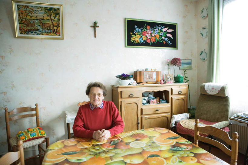 西方人,一个人,坐,笑,打电话,微笑,横图,俯视,室内,白天,毛衣,植物,餐桌,窗户,窗帘,柜子,靠垫,桌子,餐具,电话,电视,椅子,相框,欧洲,欧洲人,仅一个女性,仅一个人,时间,瓷砖,地砖,碟子,盘,时钟,支架,木椅,墙,靠枕,地面,注视,通讯设备,玻璃窗,壁画,墙壁,墙面,红色,绿色,盘子,话筒,橱柜,垫子,碟,挂钟,枕头,看,手放前,表,电话线,仅一个老年女性,餐台,一部,交流,老年女性,女人,女性,白种人,电话机,电视机,钟,沟通,通话,坐着,半身,彩图,高角度拍摄,绒衣,套衫,套头毛衣,线衣