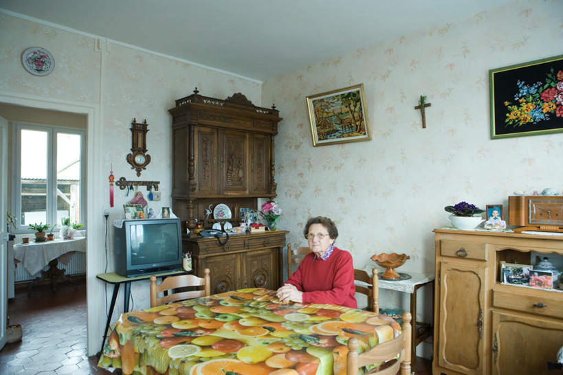 西方人,一个人,家,客厅,坐,笑,打电话,微笑,横图,俯视,室内,白天,毛衣,植物,餐桌,窗户,窗帘,柜子,家具,装修,桌子,建筑,餐具,电话,电视,椅子,相框,欧洲,欧洲人,仅一个女性,仅一个人,装饰,时间,瓷砖,地砖,碟子,盘,时钟,支架,房屋,木椅,墙,屋子,公寓,地面,古典,注视,通讯设备,建设,装潢,洋房,楼房,玻璃窗,壁画,墙壁,墙面,住宅,红色,绿色,盘子,话筒,橱柜,碟,挂钟,室内装潢,看,手放前,中式,表,电话线,仅一个老年女性,餐台,明亮,起居室,舒适,家居装潢,房屋设计,室内设计,宽敞,一部,样板房装潢,交流,老年女性,女人,女性,白种人,设计,电话机,电视机,钟,沟通,通话,坐着,半身,彩图,高角度拍摄,绒衣,套衫,套头毛衣,线衣,房子