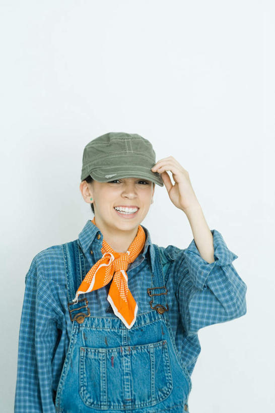 西方人,儿童,一个人,站,举,笑,微笑,露齿笑,竖图,室内,特写,白天,白色背景,正面,衬衫,纯洁,帽子,欧洲,欧洲人,仅一个女性,仅一个人,注视,一个,小孩,黄色,蓝色,灰色,围巾,看,托,站着,仅一个小孩,可爱,童年,童趣,抬手,摄影,影棚,单个,敬礼,童真,烂漫,无邪,天真,女孩,女人,女性,白种人,孩子,举起,举手,举着,向上举,向上伸,向上托,站立,半身,彩图,影棚拍摄,衬衣,拍摄,女生