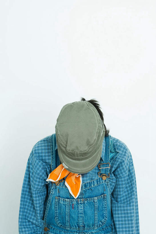 西方人,儿童,一个人,站,竖图,室内,特写,白天,白色背景,正面,衬衫,纯洁,帽子,欧洲,欧洲人,仅一个女性,仅一个人,弯腰,一个,小孩,黄色,蓝色,灰色,围巾,低头,站着,仅一个小孩,可爱,童年,童趣,遮,摄影,影棚,单个,遮挡,童真,烂漫,无邪,遮盖,遮蔽,天真,女孩,女人,女性,白种人,孩子,站立,半身,彩图,影棚拍摄,衬衣,拍摄,女生