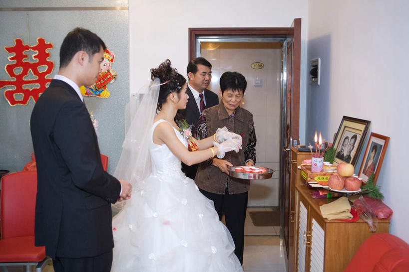 东方人,四个人,家庭,夫妻,新娘,新郎,客厅,站,笑,微笑,露齿笑,横图,照片,室内,白天,正面,婚纱,衬衫,爱情,婚礼,快乐,柜子,苹果,蜡烛,水果,椅子,亚洲,许多,握,庆祝,新鲜,标志,瓷砖,地砖,火焰,文字,烛光,字符,墙,灯光,生食,食品,果实,领带,地面,结婚,浪漫,燃烧,拿,拿着,注视,黄种人,标识,吊灯,墙壁,墙面,灯,食物,三个,灯具,点燃,看,站着,温暖,温馨,喜庆,一家人,汉字,恩爱,握着,恋人,摄影,有机食品,绿色食品,纪念,和睦,起居室,照明设备,男人,男性,年轻男性,年轻女性,女人,女性,中年男性,中年女性,亚洲人,情侣,相片,站立,半身,彩图,衬衣,婚礼服,礼服,高兴,拍摄,照相,伴侣,融洽