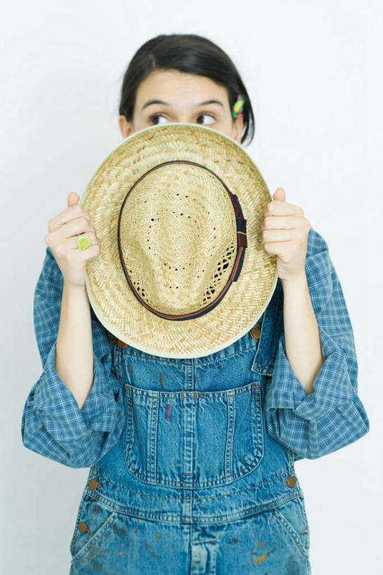 西方人,儿童,一个人,站,举,竖图,室内,特写,白天,白色背景,正面,衬衫,纯洁,帽子,欧洲,欧洲人,仅一个女性,仅一个人,握,拿,拿着,注视,一个,小孩,黄色,蓝色,围巾,看,托,站着,仅一个小孩,可爱,童年,童趣,握着,遮,摄影,影棚,单个,遮挡,关注,童真,烂漫,无邪,遮盖,遮蔽,天真,女孩,女人,女性,白种人,孩子,举起,举手,举着,抬头,向上举,向上伸,向上托,仰头,站立,半身,彩图,影棚拍摄,衬衣,拍摄,女生