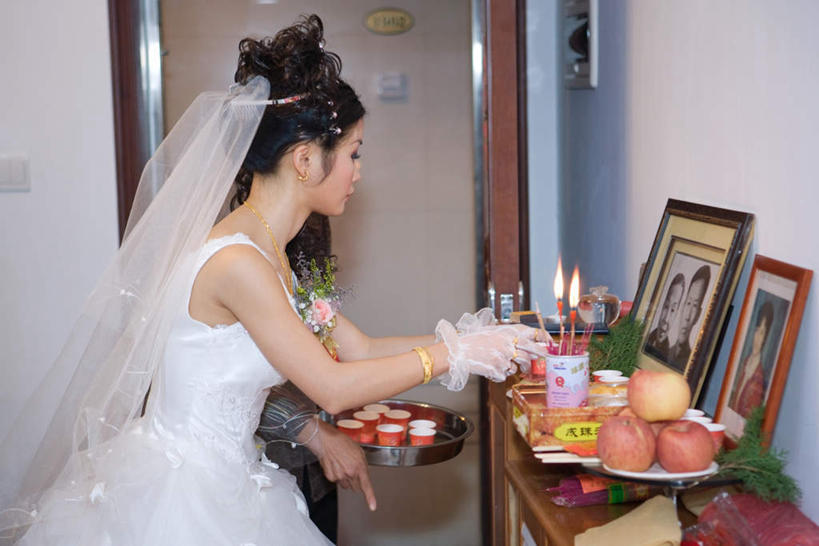 东方人,两个人,家庭,夫妻,新娘,客厅,站,笑,微笑,露齿笑,横图,照片,室内,白天,侧面,婚纱,衬衫,爱情,婚礼,快乐,柜子,苹果,蜡烛,水果,椅子,亚洲,许多,握,庆祝,新鲜,瓷砖,地砖,火焰,烛光,墙,灯光,生食,食品,果实,领带,地面,结婚,浪漫,燃烧,拿,拿着,注视,黄种人,吊灯,墙壁,墙面,灯,食物,三个,灯具,点燃,看,站着,温暖,温馨,喜庆,一家人,恩爱,握着,恋人,摄影,有机食品,绿色食品,纪念,和睦,起居室,照明设备,年轻女性,女人,中年女性,亚洲人,情侣,相片,站立,半身,彩图,衬衣,婚礼服,礼服,高兴,拍摄,照相,伴侣,融洽