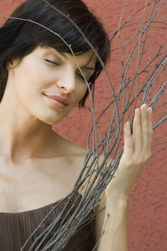 西方人,一个人,站,闭眼,捧,笑,摸,微笑,竖图,室内,白天,正面,裙子,植物,欧洲,欧洲人,仅一个年轻女性,仅一个女性,仅一个人,许多,抚摸,红色背景,连衣裙,树,树木,树枝,绿色,灰色,自然,站着,摄影,影棚,生长,成长,半身裙,吊带裙,年轻女性,女人,女性,白种人,闭眼睛,闭着眼,闭着眼睛,触摸,端,端着,接触,捧着,手捧,站立,半身,彩图,影棚拍摄,拍摄