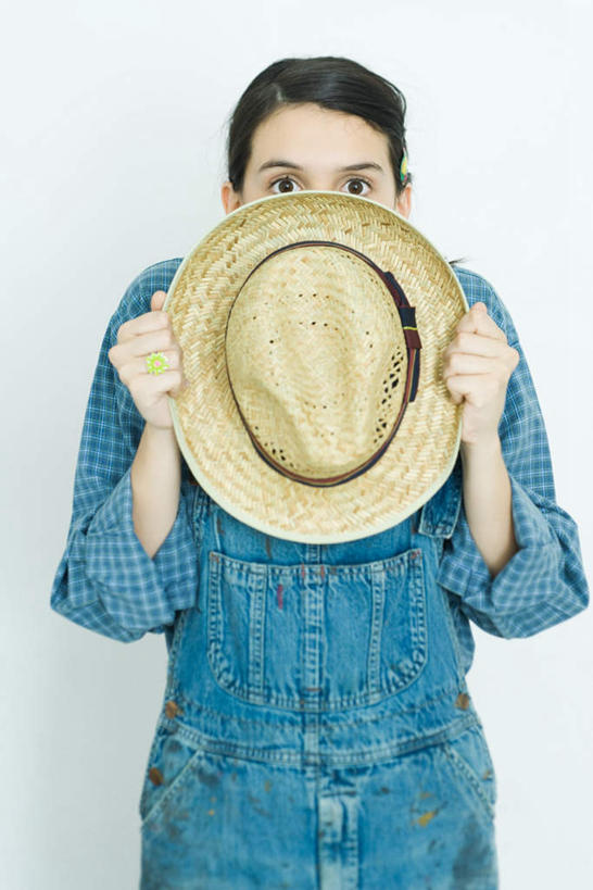 西方人,儿童,一个人,站,举,竖图,室内,白天,白色背景,正面,衬衫,纯洁,帽子,欧洲,欧洲人,仅一个女性,仅一个人,握,拿,拿着,注视,一个,小孩,黄色,蓝色,围巾,看,托,站着,仅一个小孩,可爱,童年,童趣,握着,遮,摄影,影棚,单个,遮挡,关注,童真,烂漫,无邪,遮盖,遮蔽,天真,女孩,女人,女性,白种人,孩子,举起,举手,举着,向上举,向上伸,向上托,站立,半身,彩图,影棚拍摄,衬衣,拍摄,女生