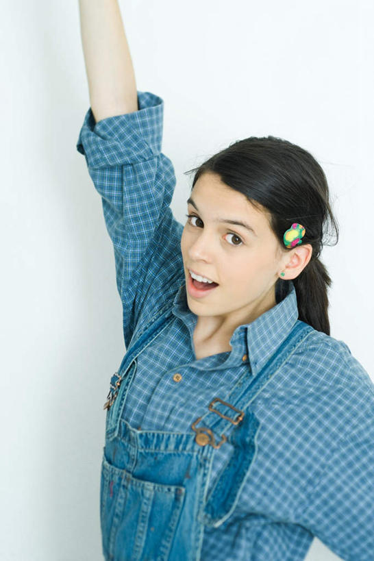 西方人,儿童,一个人,站,举,笑,微笑,露齿笑,竖图,室内,白天,白色背景,侧面,衬衫,纯洁,欧洲,欧洲人,仅一个女性,仅一个人,注视,小孩,蓝色,看,托,站着,张嘴,仅一个小孩,可爱,童年,童趣,伸手,摄影,影棚,张大嘴巴,童真,烂漫,无邪,天真,女孩,女人,女性,白种人,孩子,张开嘴,举起,举手,举着,向上举,向上伸,向上托,站立,半身,彩图,影棚拍摄,衬衣,拍摄,女生