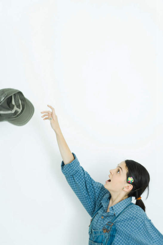 西方人,儿童,一个人,站,投,举,竖图,室内,特写,白天,白色背景,侧面,衬衫,纯洁,帽子,欧洲,欧洲人,仅一个女性,仅一个人,注视,一个,小孩,蓝色,灰色,看,托,站着,张嘴,仅一个小孩,可爱,童年,童趣,摄影,影棚,单个,关注,张大嘴巴,童真,烂漫,无邪,天真,女孩,女人,女性,白种人,孩子,张开嘴,举起,举手,举着,扔,抬头,向上举,向上伸,向上托,仰头,站立,掷,半身,彩图,影棚拍摄,衬衣,拍摄,女生