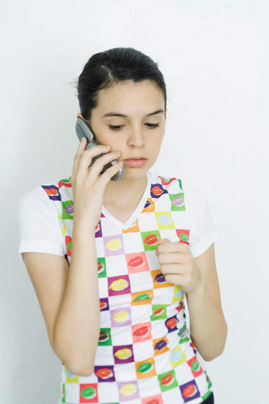 西方人,儿童,一个人,站,打电话,竖图,室内,白天,白色背景,正面,纯洁,电话,手机,欧洲,欧洲人,仅一个女性,仅一个人,听,注视,休闲装,通讯设备,小孩,低头,看,站着,仅一个小孩,休闲,休闲服,可爱,童年,童趣,摄影,影棚,童真,烂漫,无邪,一部,交流,天真,女孩,女人,女性,白种人,孩子,沟通,通话,站立,半身,彩图,影棚拍摄,拍摄,女生