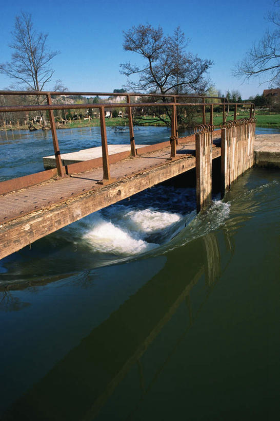 无人,栏杆,竖图,俯视,室外,白天,旅游,度假,草地,草坪,河流,美景,水,植物,阴影,光线,木板,影子,河水,景观,水流,围栏,桥,木桥,娱乐,护栏,栈桥,草,树,树木,蓝色,绿色,蓝天,天空,阳光,自然,天,享受,休闲,景色,放松,生长,成长,人行桥,木板桥,自然风光,彩图,高角度拍摄