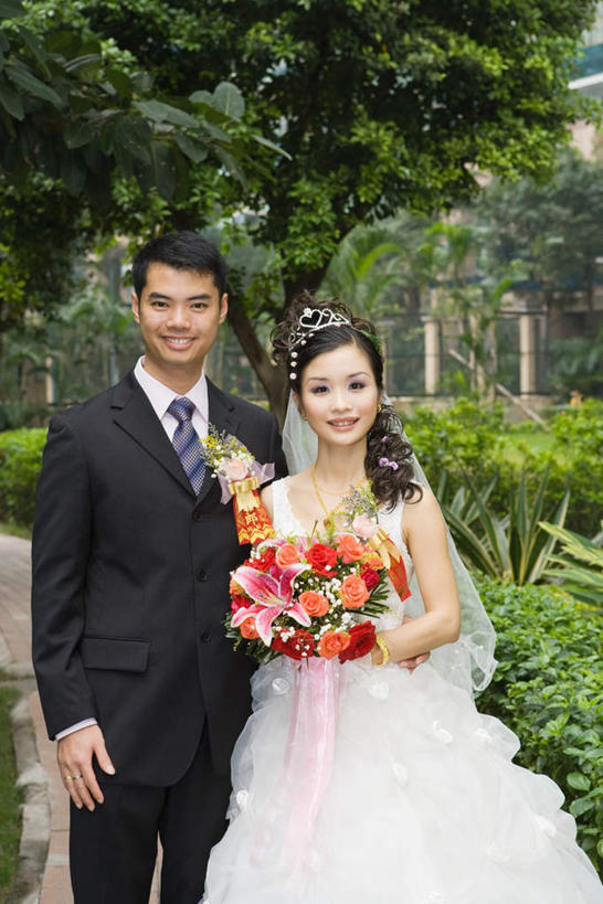 东方人,两个人,夫妻,新郎,站,笑,微笑,露齿笑,竖图,室外,白天,正面,婚纱,衬衫,爱情,婚礼,快乐,草地,草坪,植物,亚洲,握,庆祝,盛开,领带,地面,结婚,浪漫,拿,花蕾,拿着,注视,黄种人,草,花,花瓣,花朵,鲜花,树,树木,绿色,自然,花苞,花蕊,看,倚靠,站着,一束,喜庆,恩爱,握着,恋人,生长,成长,纪念,男人,男性,年轻男性,年轻女性,女人,女性,亚洲人,情侣,站立,半身,彩图,衬衣,婚礼服,礼服,高兴,伴侣