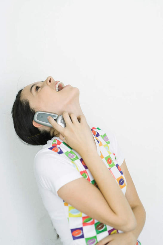 西方人,儿童,一个人,站,笑,打电话,双手交叉,微笑,露齿笑,竖图,室内,白天,白色背景,侧面,纯洁,电话,手机,欧洲,欧洲人,仅一个女性,仅一个人,听,注视,休闲装,通讯设备,小孩,看,站着,张嘴,仅一个小孩,休闲,休闲服,可爱,童年,童趣,摄影,影棚,双手抱胸,关注,张大嘴巴,童真,烂漫,无邪,一部,交流,天真,女孩,女人,女性,白种人,孩子,张开嘴,沟通,抬头,通话,仰头,站立,半身,彩图,影棚拍摄,拍摄,女生