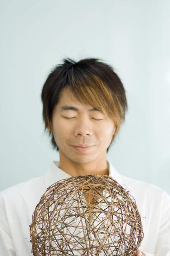 西方人,头发,一个人,站,闭眼,捧,笑,微笑,竖图,室内,白天,白色背景,正面,衬衫,欧洲,欧洲人,仅一个男性,仅一个人,编织,球,仅一个年轻男性,一个,黄色,站着,摄影,影棚,单个,男人,男性,年轻男性,白种人,闭眼睛,闭着眼,闭着眼睛,端,端着,捧着,手捧,站立,半身,彩图,影棚拍摄,衬衣,拍摄