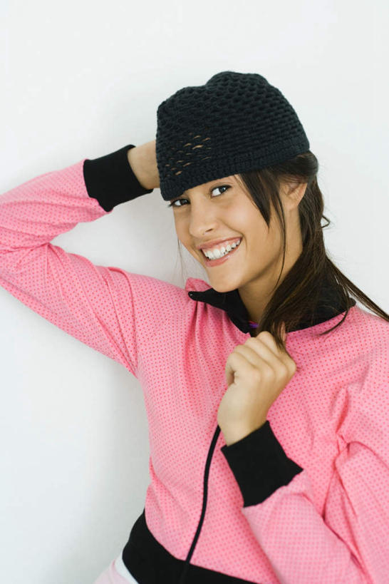 西方人,儿童,一个人,站,举,笑,摸,微笑,露齿笑,竖图,室内,特写,白天,白色背景,正面,纯洁,帽子,欧洲,欧洲人,仅一个女性,仅一个人,抚摸,注视,休闲装,一个,小孩,粉色,黑色,看,托,站着,仅一个小孩,休闲,休闲服,可爱,童年,童趣,摄影,影棚,单个,童真,烂漫,无邪,天真,女孩,女人,女性,白种人,孩子,触摸,接触,举起,举手,举着,向上举,向上伸,向上托,站立,半身,彩图,影棚拍摄,拍摄,女生