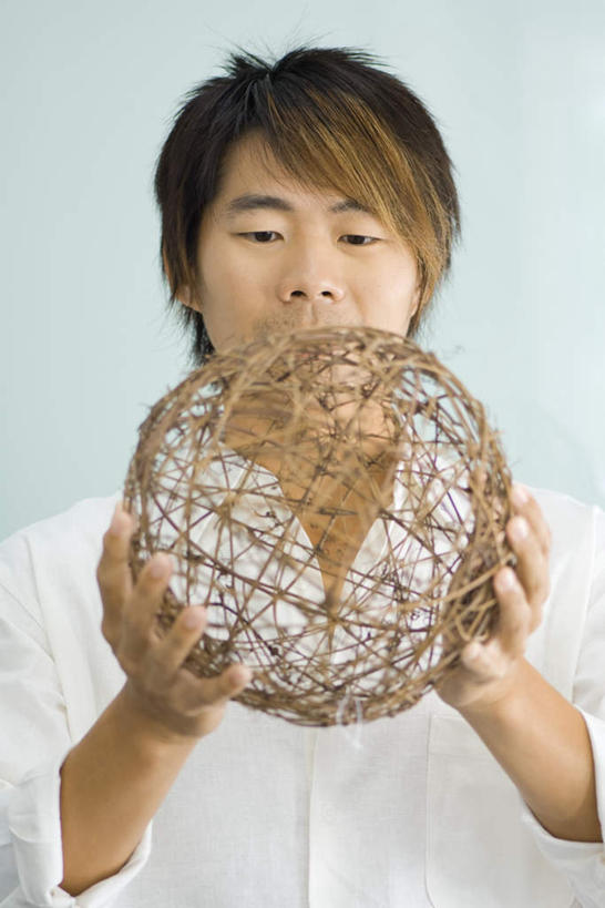 西方人,头发,一个人,站,捧,笑,微笑,竖图,室内,白天,白色背景,正面,衬衫,欧洲,欧洲人,仅一个男性,仅一个人,编织,注视,球,仅一个年轻男性,一个,黄色,看,站着,摄影,影棚,单个,男人,男性,年轻男性,白种人,端,端着,捧着,手捧,站立,半身,彩图,影棚拍摄,衬衣,拍摄