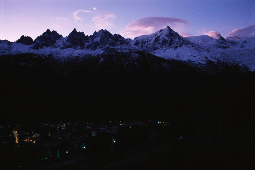 无人,高楼大厦,横图,室外,白天,正面,旅游,度假,美景,日落,山,山脉,大厦,建筑,路灯,摩天大楼,阴影,光线,影子,景观,山峰,晚霞,霞光,云,云朵,灯光,山峦,云彩,娱乐,灯,蓝色,白云,蓝天,天空,阳光,自然,黄昏,群山,天,享受,休闲,景色,彩霞,放松,照明设备,自然风光,夕阳,彩图,大楼,高层建筑,高楼,摩天楼