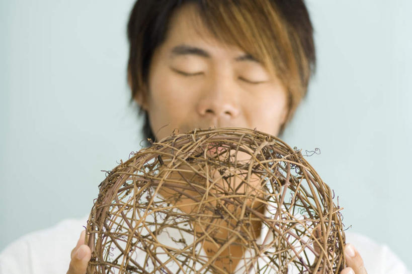 西方人,头发,一个人,站,闭眼,捧,笑,微笑,横图,室内,白天,白色背景,正面,衬衫,欧洲,欧洲人,仅一个男性,仅一个人,编织,球,仅一个年轻男性,一个,黄色,站着,摄影,影棚,单个,男人,男性,年轻男性,白种人,闭眼睛,闭着眼,闭着眼睛,端,端着,捧着,手捧,站立,半身,彩图,影棚拍摄,衬衣,拍摄