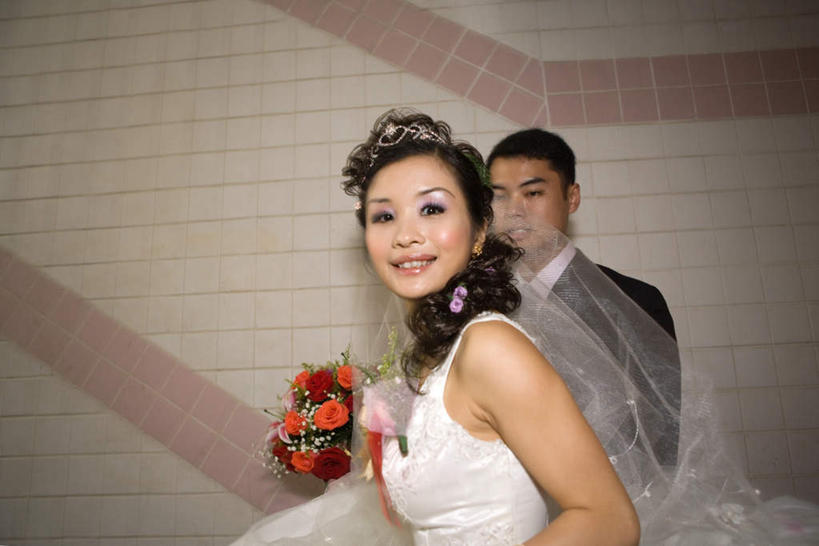 东方人,两个人,夫妻,新郎,站,笑,微笑,露齿笑,横图,室外,白天,侧面,婚纱,衬衫,爱情,婚礼,快乐,亚洲,庆祝,墙,领带,结婚,浪漫,话务员,注视,黄种人,墙壁,墙面,鲜花,看,站着,转头,一束,喜庆,恩爱,恋人,纪念,客服人员,电话销售,男人,男性,年轻男性,年轻女性,女人,女性,亚洲人,情侣,接线员,站立,半身,彩图,衬衣,婚礼服,礼服,高兴,伴侣