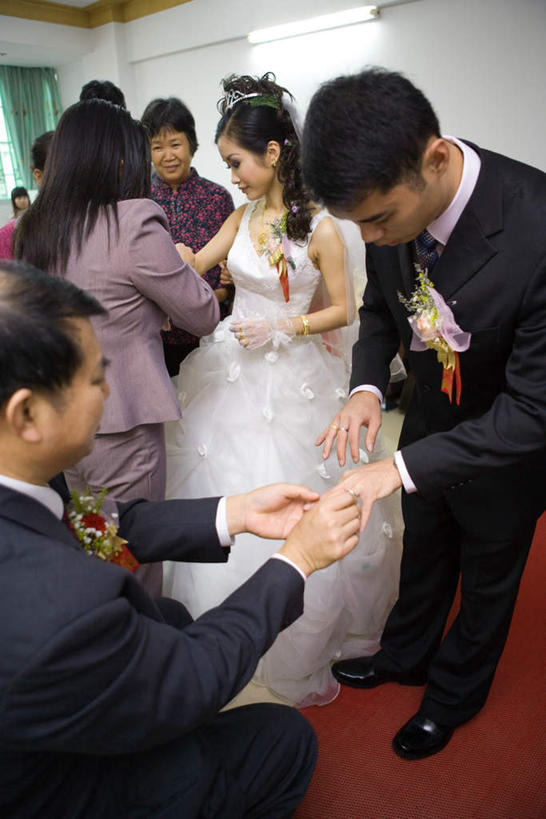 东方人,家庭,夫妻,新娘,新郎,站,蹲,笑,摸,微笑,露齿笑,竖图,室内,白天,正面,婚纱,衬衫,爱情,婚礼,快乐,窗户,窗帘,地毯,亚洲,弯腰,握,庆祝,壁灯,墙,灯光,领带,许多人,结婚,浪漫,拿,拿着,注视,黄种人,玻璃窗,墙壁,墙面,灯,红色,戒指,灯具,低头,看,站着,温暖,温馨,喜庆,一家人,恩爱,伸手,握着,恋人,纪念,和睦,照明设备,男人,男性,年轻男性,年轻女性,女人,女性,中年男性,中年女性,亚洲人,情侣,触摸,蹲着,接触,站立,半身,彩图,衬衣,婚礼服,礼服,高兴,伴侣,融洽