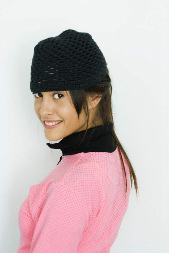 西方人,儿童,一个人,笑,微笑,露齿笑,竖图,室内,特写,白天,白色背景,侧面,纯洁,帽子,欧洲,欧洲人,仅一个女性,仅一个人,注视,休闲装,一个,小孩,粉色,黑色,看,转头,仅一个小孩,休闲,休闲服,可爱,童年,童趣,摄影,影棚,单个,童真,烂漫,无邪,天真,女孩,女人,女性,白种人,孩子,半身,彩图,影棚拍摄,拍摄,女生