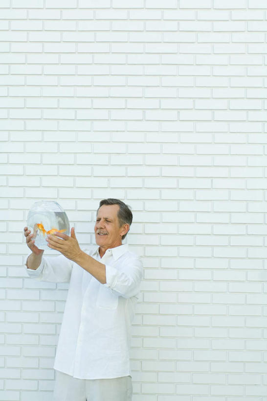 西方人,一个人,站,捧,笑,微笑,露齿笑,竖图,室内,白天,白色背景,正面,水,欧洲,欧洲人,仅一个男性,仅一个人,仅一个中年男性,两条,观赏,漂浮,金鱼,鱼,液体,墙,水滴,注视,墙壁,墙面,浴缸,看,站着,摄影,影棚,游动,水生动物,水生物,男人,男性,中年男性,白种人,端,端着,捧着,手捧,抬头,仰头,站立,半身,彩图,影棚拍摄,拍摄