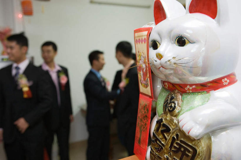 东方人,家庭,新郎,伙伴,朋友,站,笑,微笑,露齿笑,横图,室内,特写,白天,正面,衬衫,婚礼,快乐,友谊,地板,亚洲,五个人,阴影,朦胧,模糊,庆祝,反射,标志,文字,影子,招财猫,字符,墙,领带,地面,结婚,注视,黄种人,标识,木地板,相视,墙壁,墙面,一个,看,手放前,站着,温暖,温馨,喜庆,一家人,面对面,汉字,单个,纪念,对视,和睦,相对,相看,友情,男人,男性,年轻男性,亚洲人,站立,半身,彩图,衬衣,高兴,融洽