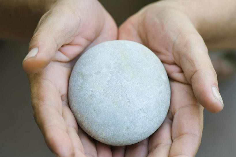 西方人,手,一个人,捧,横图,俯视,室内,特写,白天,石头,欧洲,欧洲人,仅一个男性,仅一个人,仅一个中年男性,一块,朦胧,模糊,石子,白色,手部,鹅卵石,按摩石,男人,男性,中年男性,白种人,石块,端,端着,捧着,手捧,半身,彩图,高角度拍摄