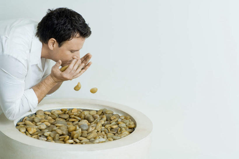 西方人,头发,一个人,站,闭眼,捧,摸,横图,俯视,室内,白天,白色背景,衬衫,石头,欧洲,欧洲人,仅一个男性,仅一个人,许多,抚摸,弯腰,石子,仅一个年轻男性,黄色,黑色,低头,站着,鹅卵石,摄影,影棚,按摩石,男人,男性,年轻男性,白种人,石块,闭眼睛,闭着眼,闭着眼睛,触摸,端,端着,接触,捧着,手捧,站立,半身,彩图,高角度拍摄,影棚拍摄,衬衣,拍摄