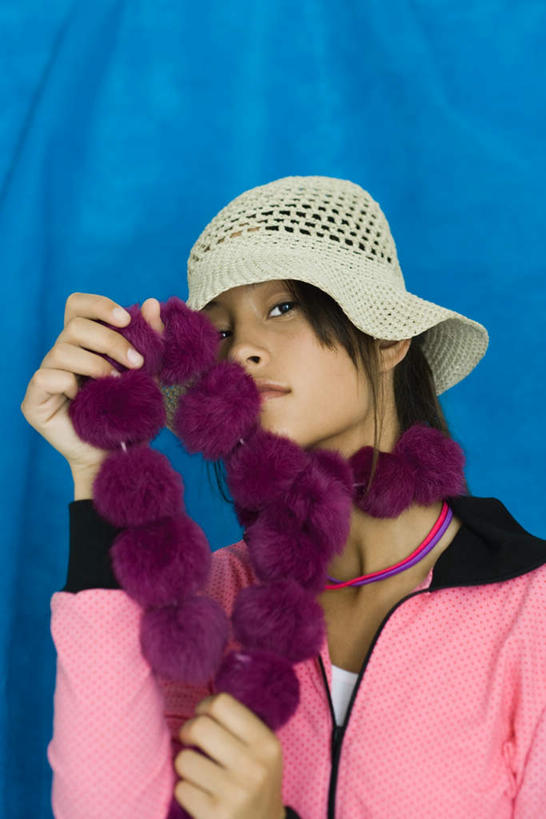 西方人,儿童,一个人,站,举,捧,摸,吻,竖图,室内,特写,白天,正面,纯洁,帽子,欧洲,欧洲人,仅一个女性,仅一个人,抚摸,蓝色背景,注视,休闲装,一个,小孩,粉色,黄色,看,托,站着,仅一个小孩,休闲,休闲服,可爱,童年,童趣,遮,摄影,影棚,单个,遮挡,童真,烂漫,无邪,遮盖,遮蔽,天真,女孩,女人,女性,白种人,孩子,触摸,接触,举起,举手,举着,捧着,亲,手捧,向上举,向上伸,向上托,站立,半身,彩图,影棚拍摄,拍摄,女生