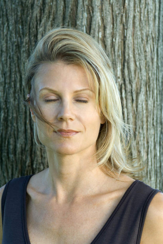 西方人,头发,一个人,站,闭眼,笑,微笑,竖图,室外,白天,正面,裙子,植物,欧洲,欧洲人,仅一个年轻女性,仅一个女性,仅一个人,连衣裙,树,树干,树木,黄色,蓝色,绿色,自然,倚靠,站着,生长,成长,半身裙,吊带裙,年轻女性,女人,女性,白种人,闭眼睛,闭着眼,闭着眼睛,站立,半身,彩图