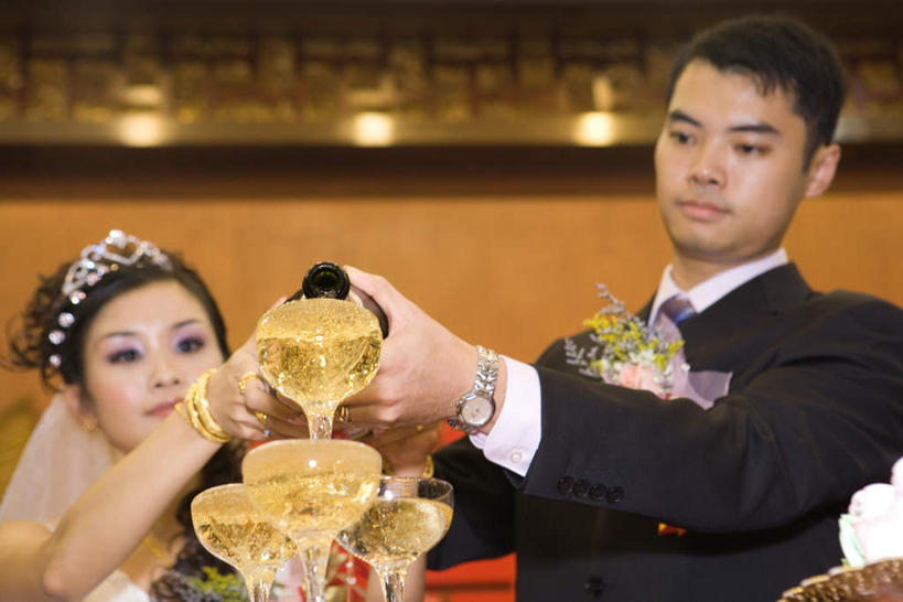 东方人,两个人,夫妻,新郎,站,举,横图,室内,特写,白天,正面,婚纱,衬衫,爱情,婚礼,快乐,杯子,亚洲,倒,朦胧,模糊,庆祝,壁灯,高脚杯,墙,灯光,领带,结婚,浪漫,注视,黄种人,墙壁,墙面,玻璃制品,灯,玻璃瓶,酒杯,瓶子,灯具,看,托,站着,喜庆,恩爱,恋人,纪念,照明设备,香槟杯,男人,男性,年轻男性,年轻女性,女人,女性,亚洲人,情侣,玻璃杯,举起,举手,举着,向上举,向上伸,向上托,站立,半身,彩图,衬衣,婚礼服,礼服,高兴,伴侣